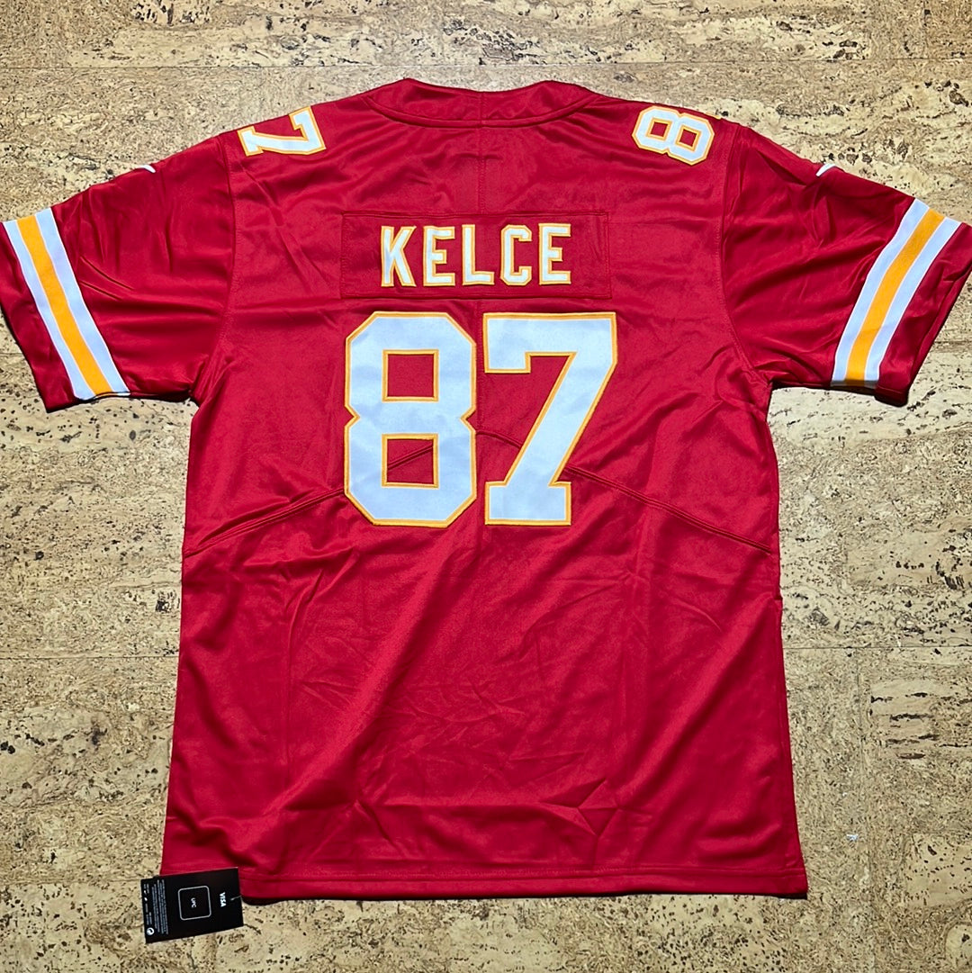 Travis Kelce rouge