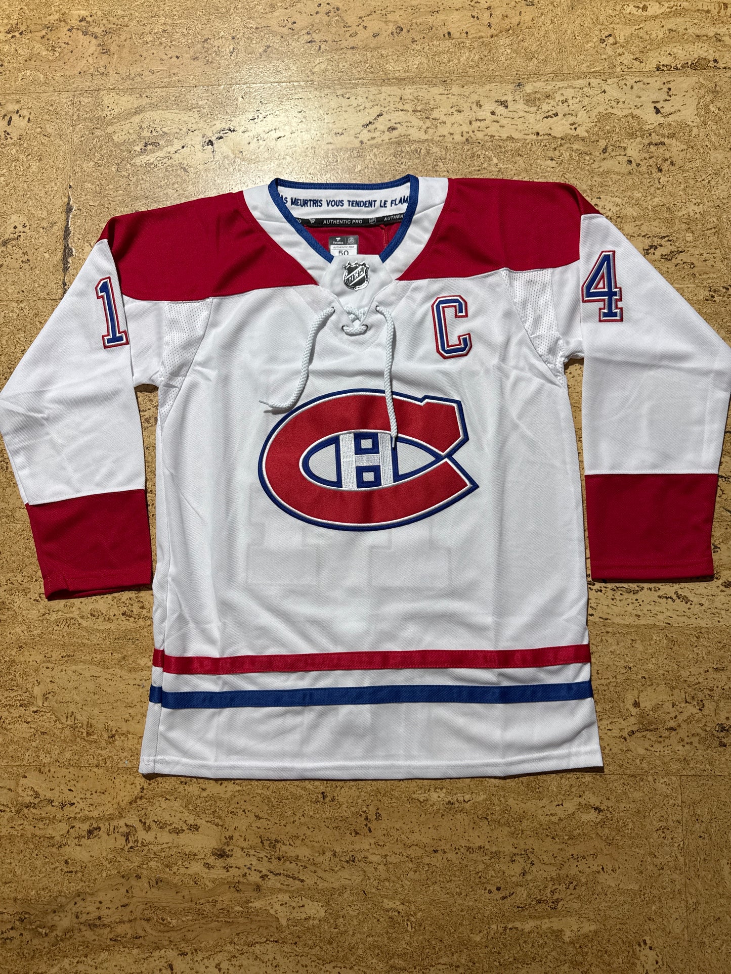 Nick Suzuki blanc