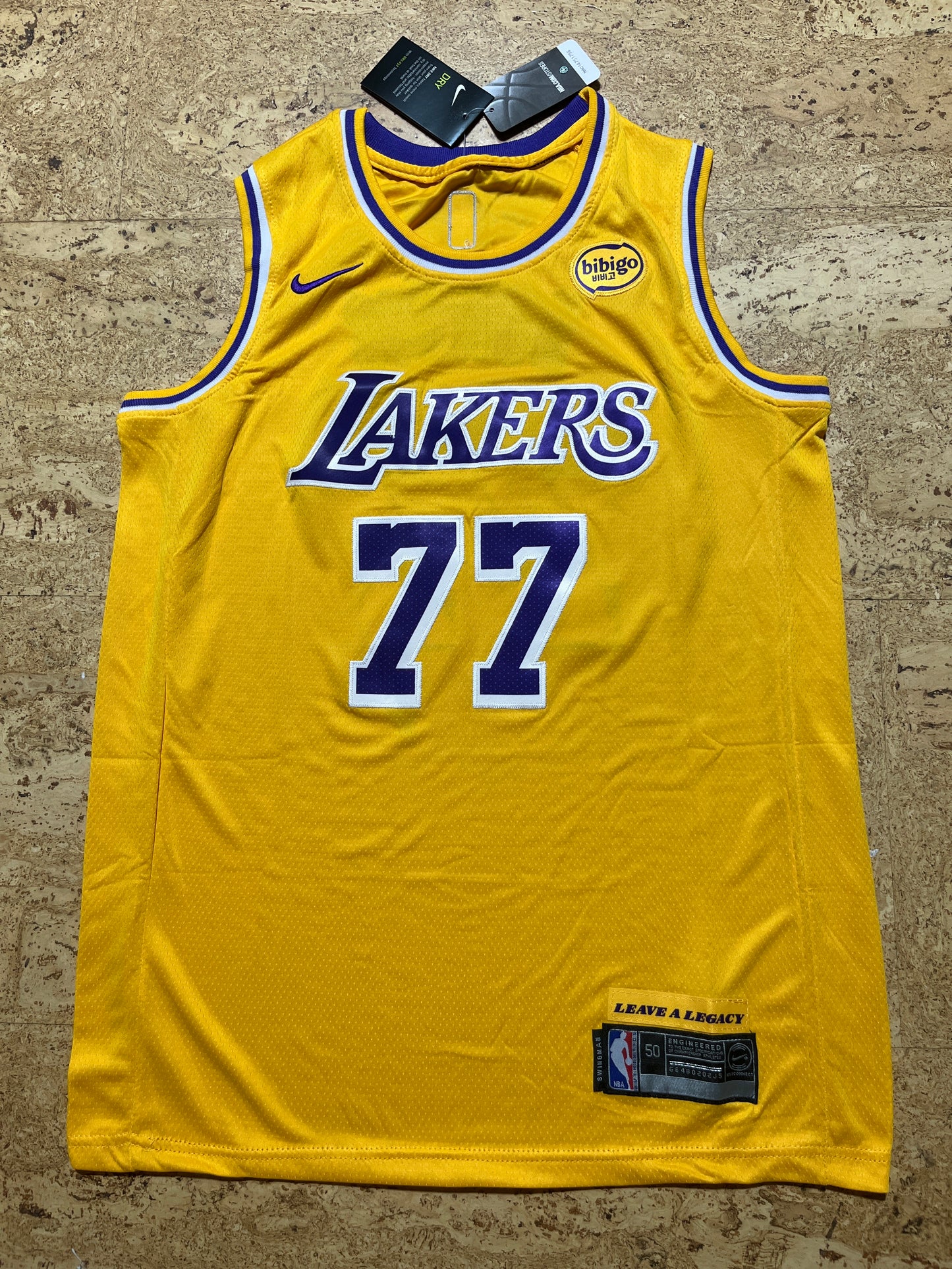 Luka Doncic jaune