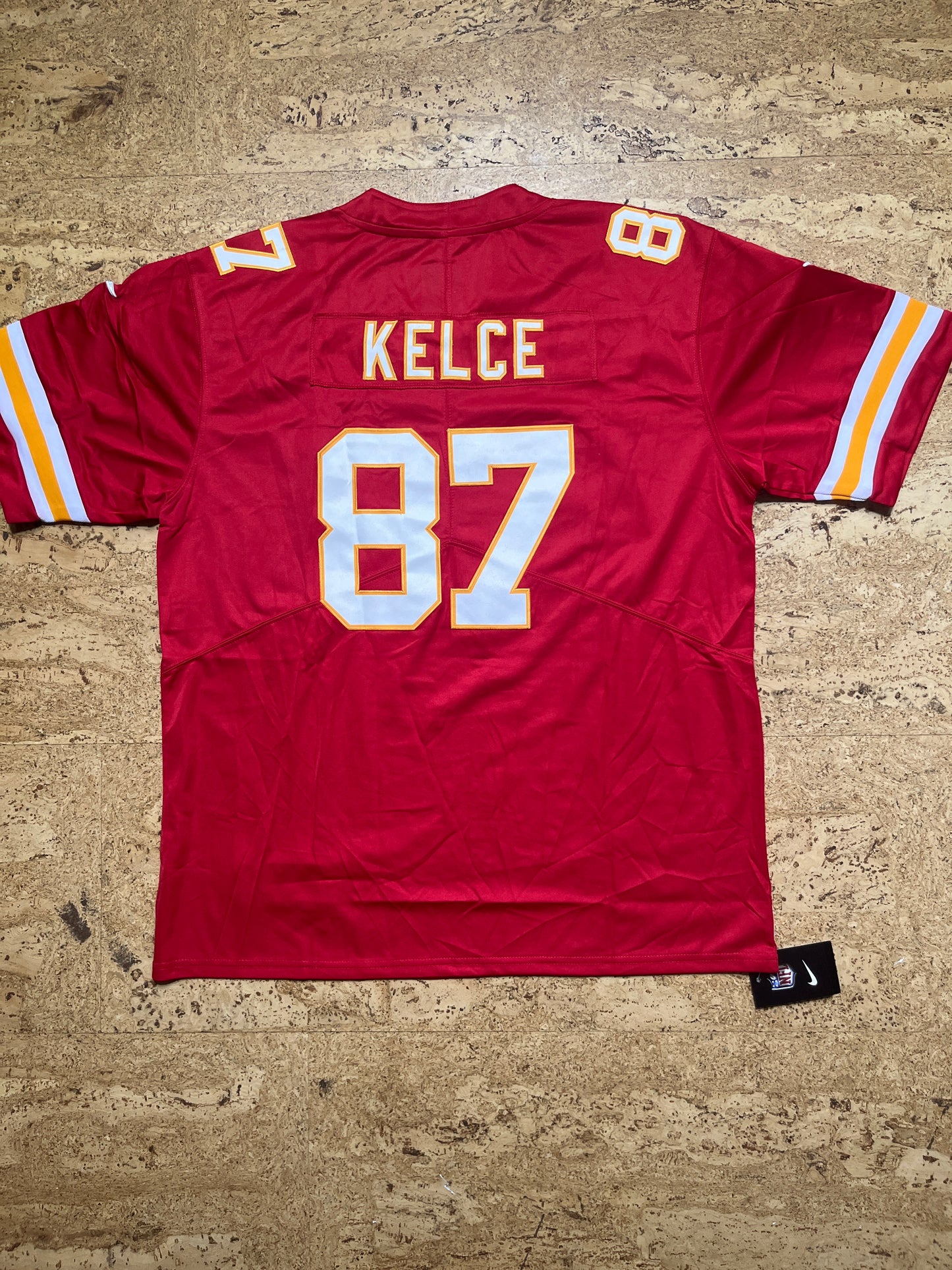 Travis Kelce rouge
