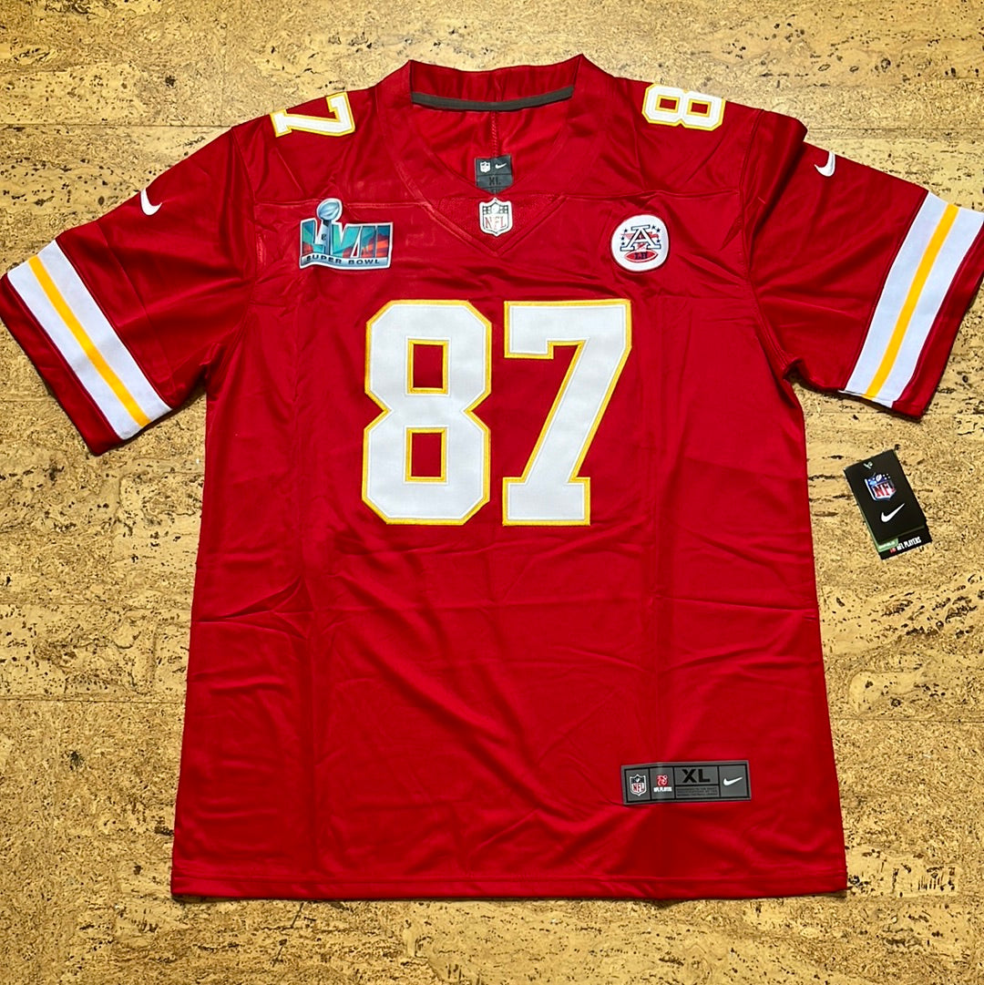 Travis Kelce rouge