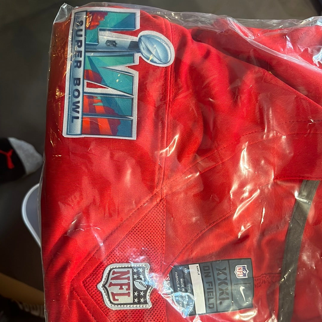 Travis Kelce rouge