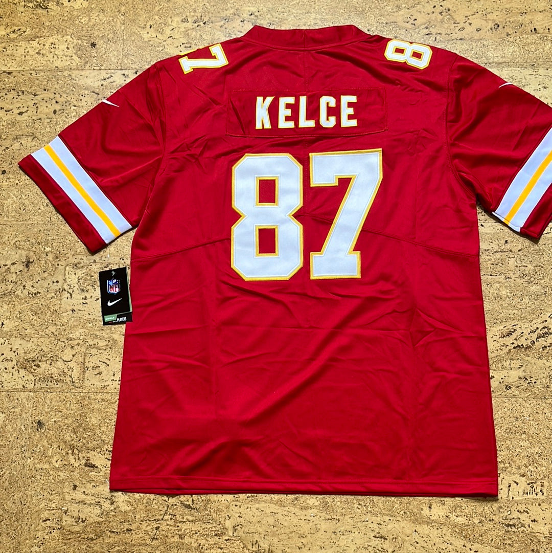 Travis Kelce rouge