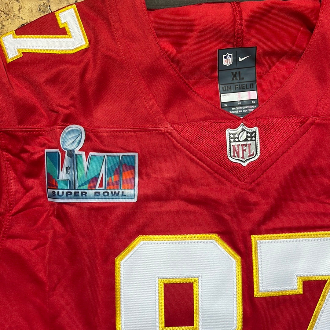 Travis Kelce rouge