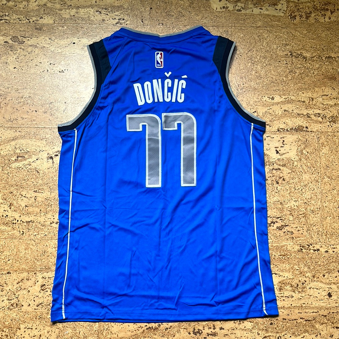 Luka Doncic bleu