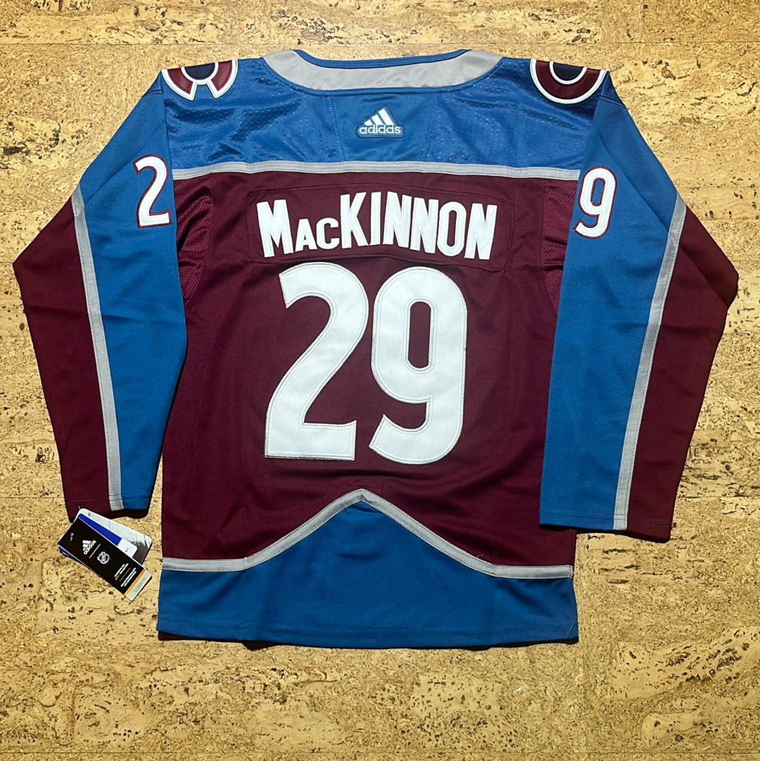 Nathan MacKinnon foncé