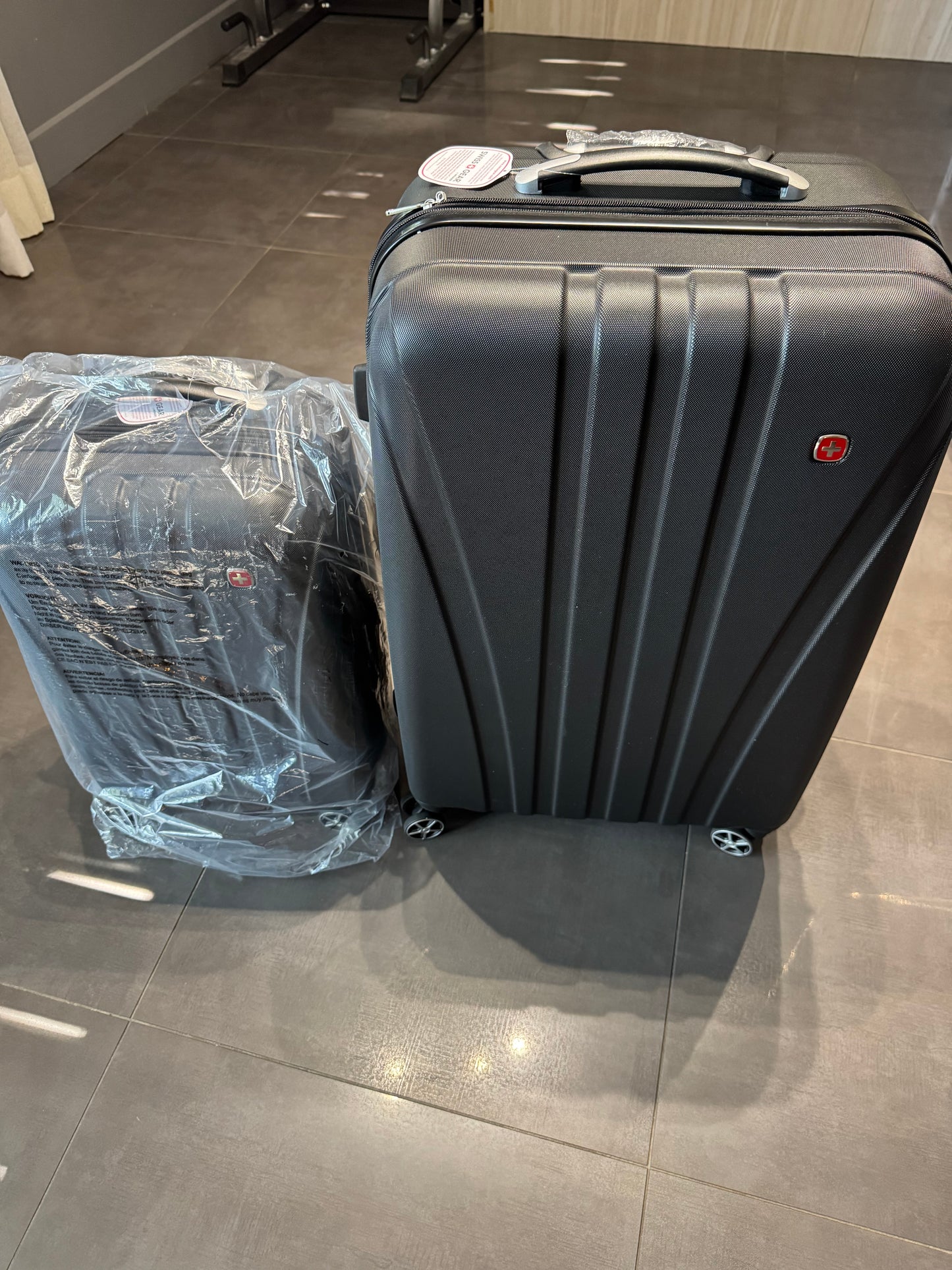 NEW 2 Valises 19”-27" Large et Carry On Luggage’s SwissGear NEUFS