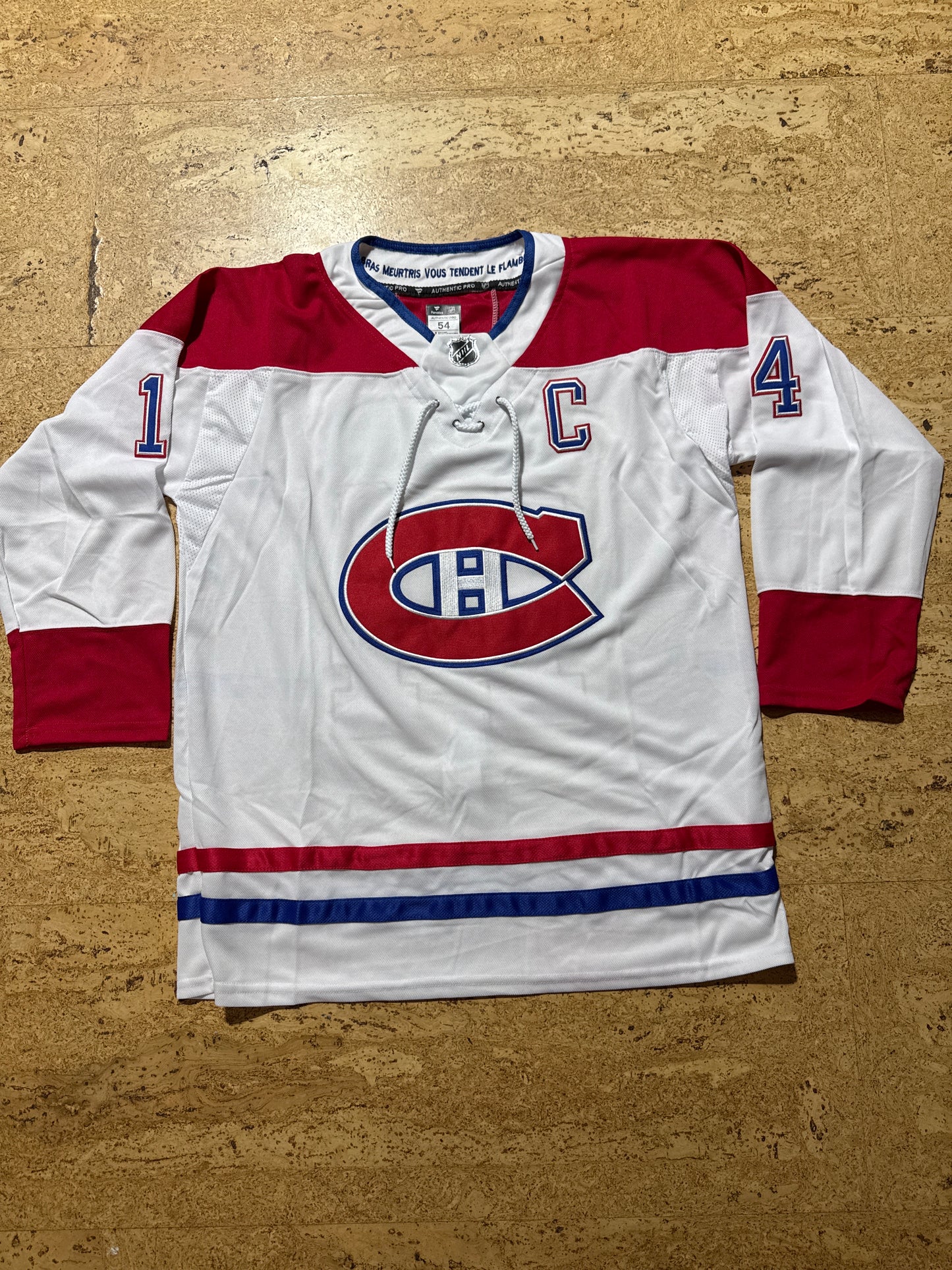 Nick Suzuki blanc