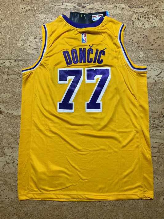 Luka Doncic jaune