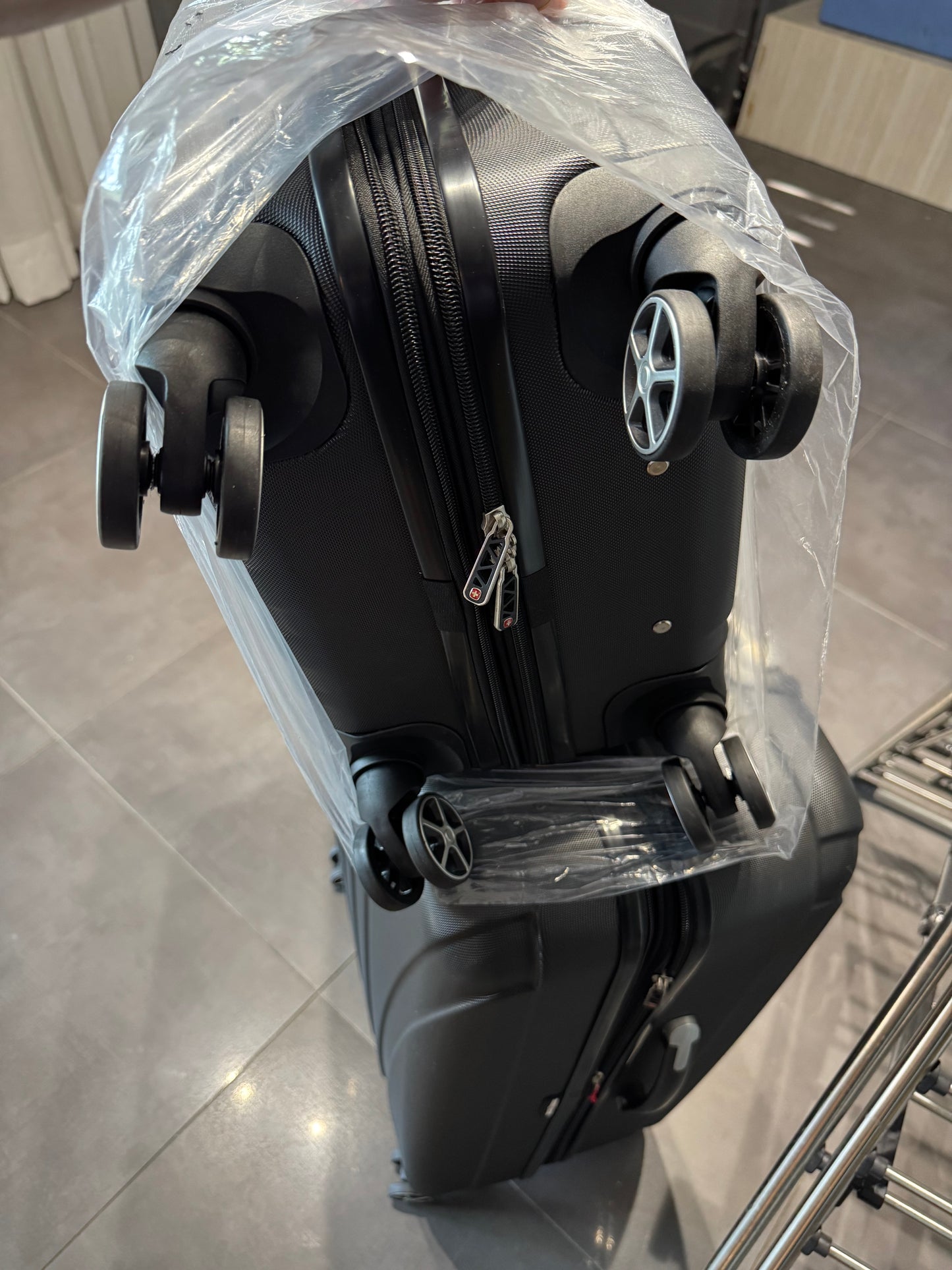 NEW 2 Valises 19”-27" Large et Carry On Luggage’s SwissGear NEUFS
