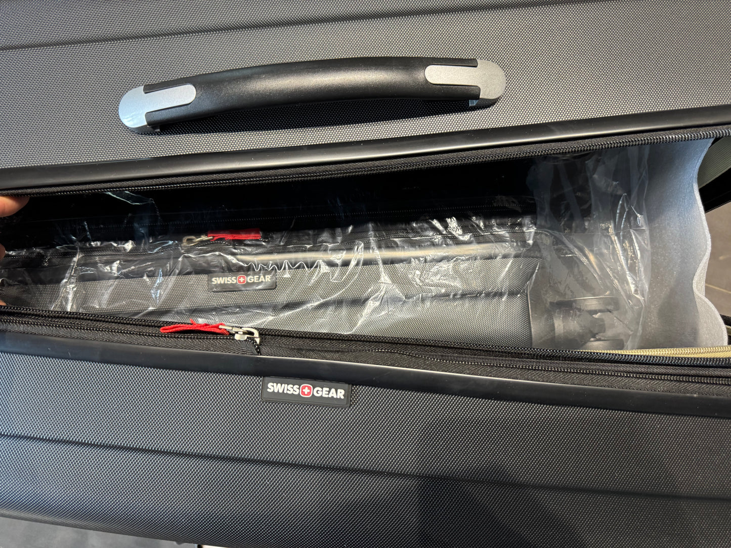 NEW 2 Valises 19”-27" Large et Carry On Luggage’s SwissGear NEUFS