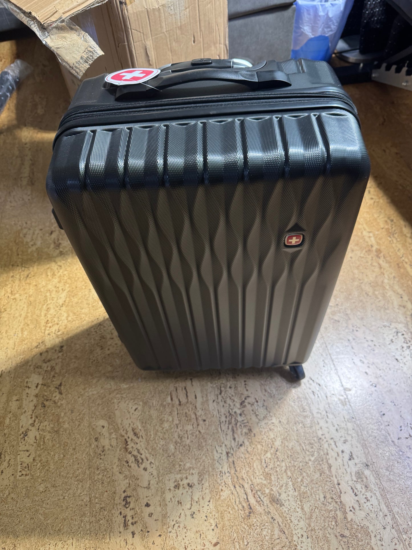 SwissGear 24” Unisex 8018 Hardside Expandable Luggage with Spinner Wheels Luggage- Suitcase