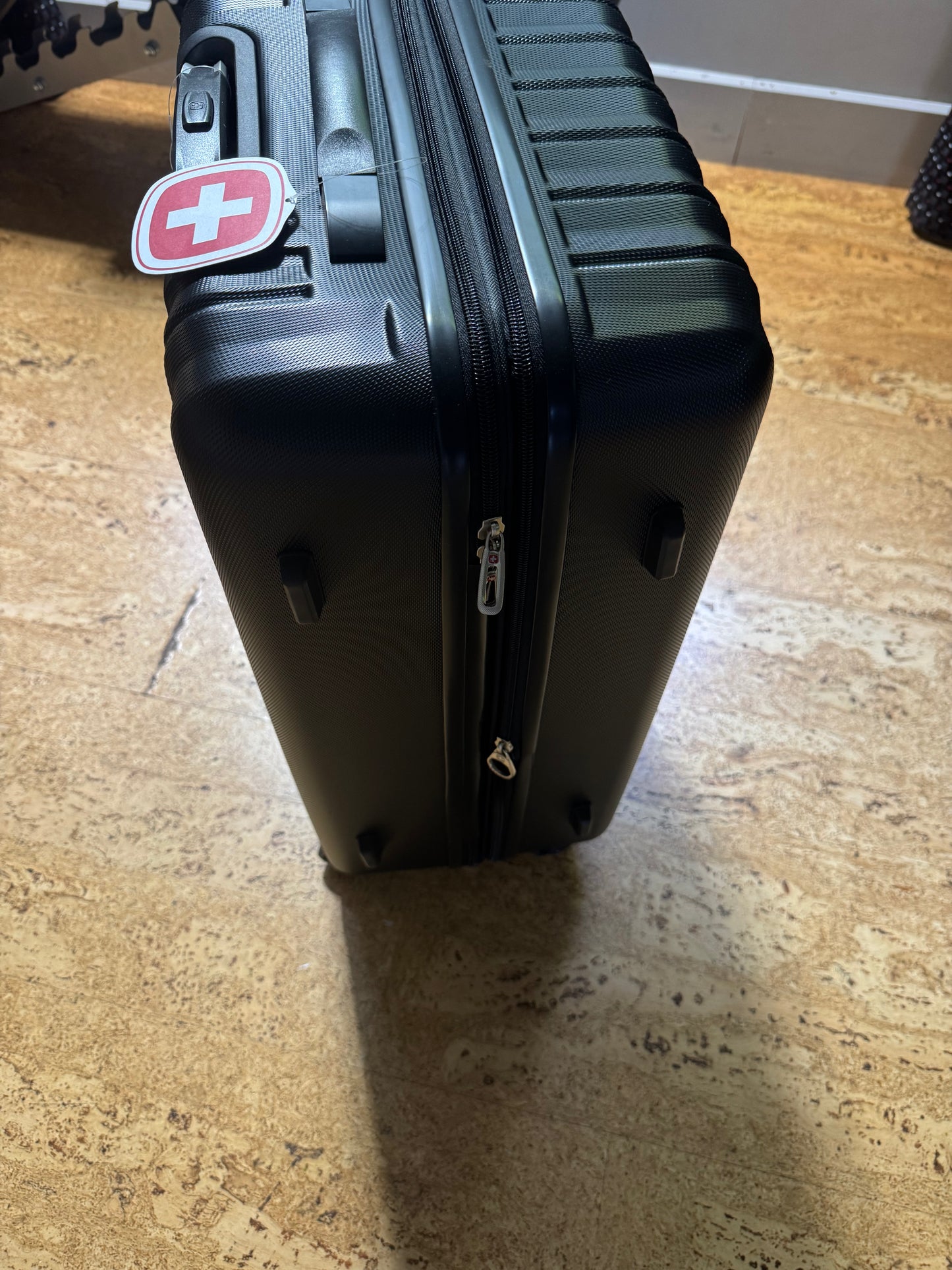 SwissGear 24” Unisex 8018 Hardside Expandable Luggage with Spinner Wheels Luggage- Suitcase