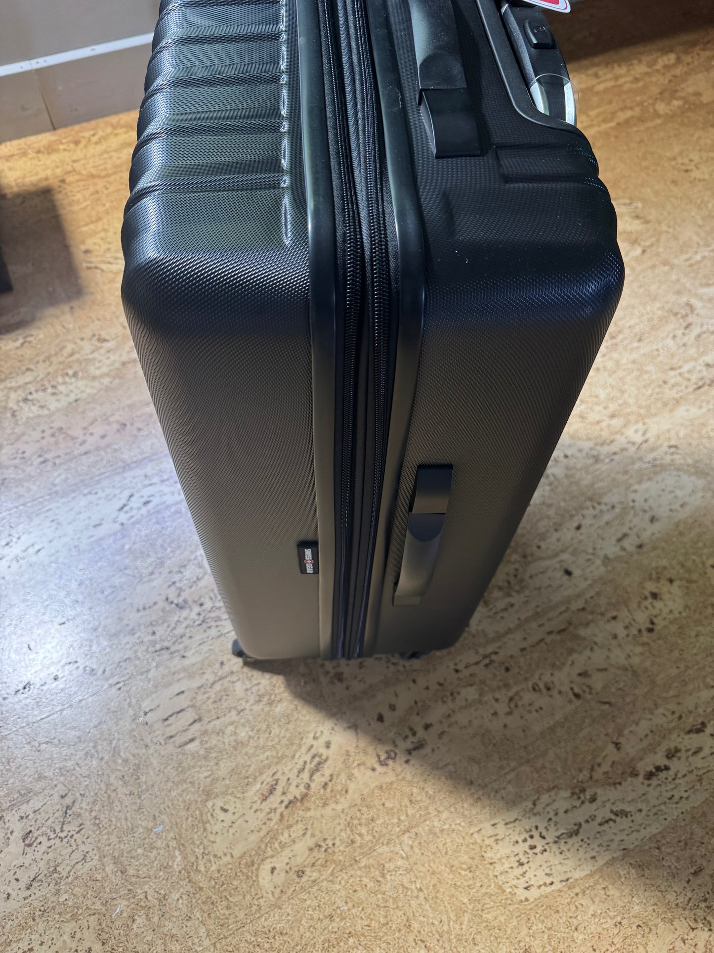 SwissGear 24” Unisex 8018 Hardside Expandable Luggage with Spinner Wheels Luggage- Suitcase