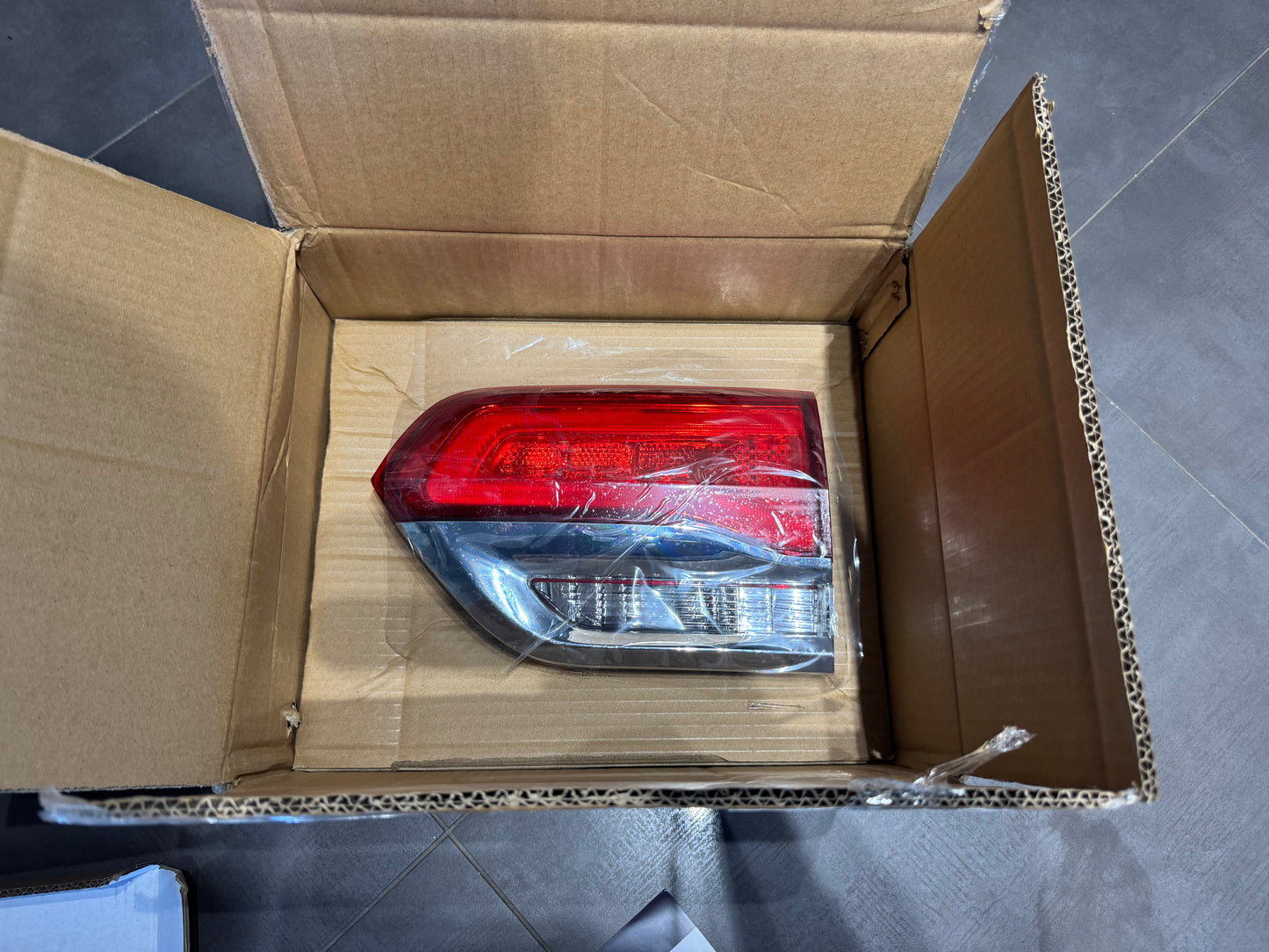 Grand Cherokee 14-21 right inner tail light