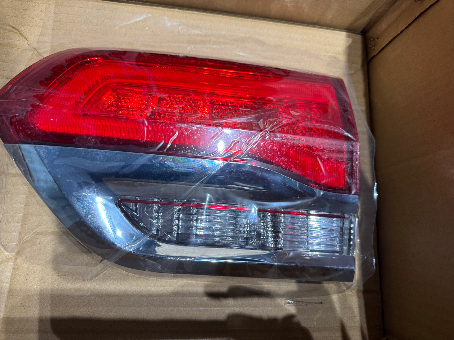 Grand Cherokee 14-21 right inner tail light