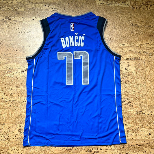 Luka Doncic bleu